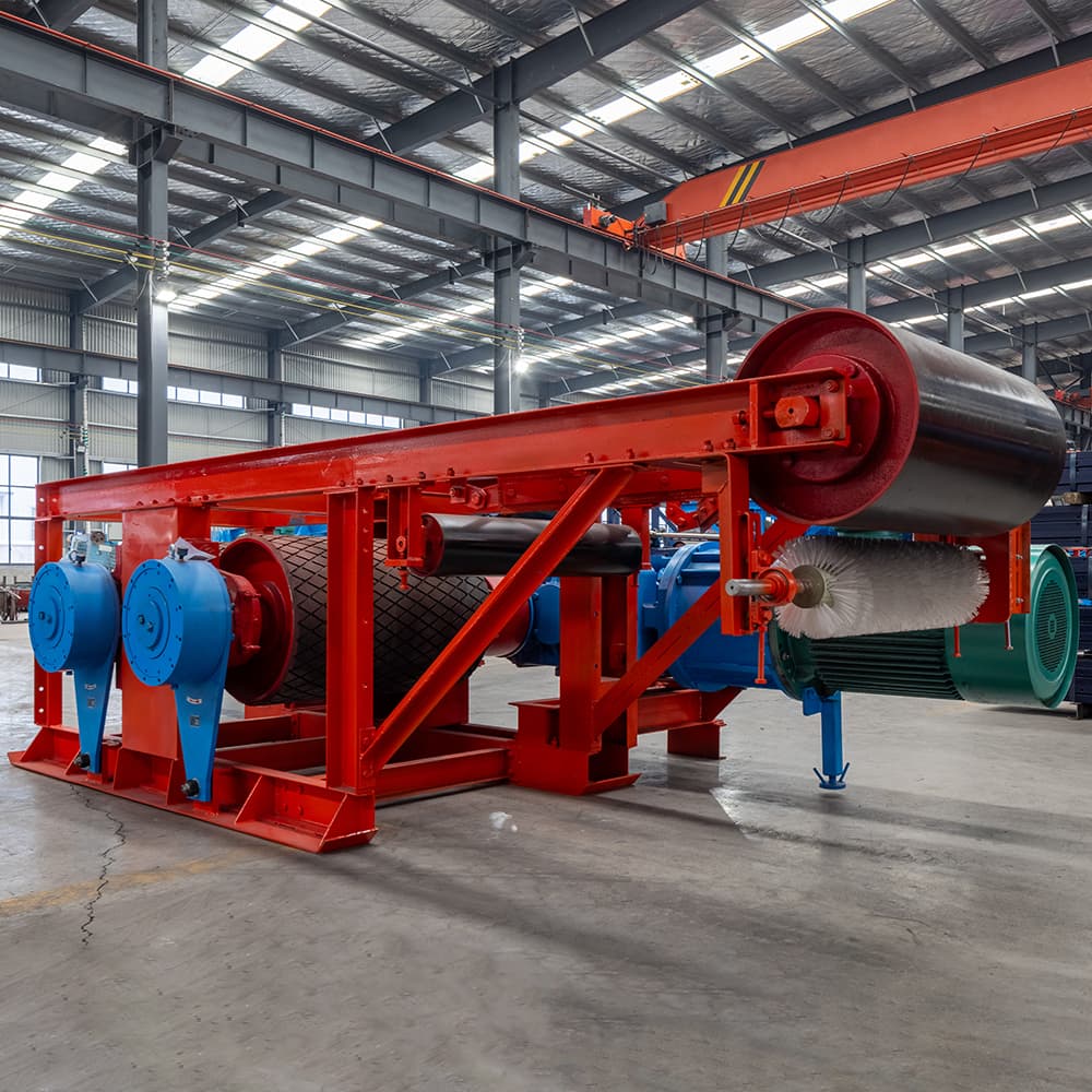 Heavy-duty belt conveyor head section and drive arrangement in a workshop